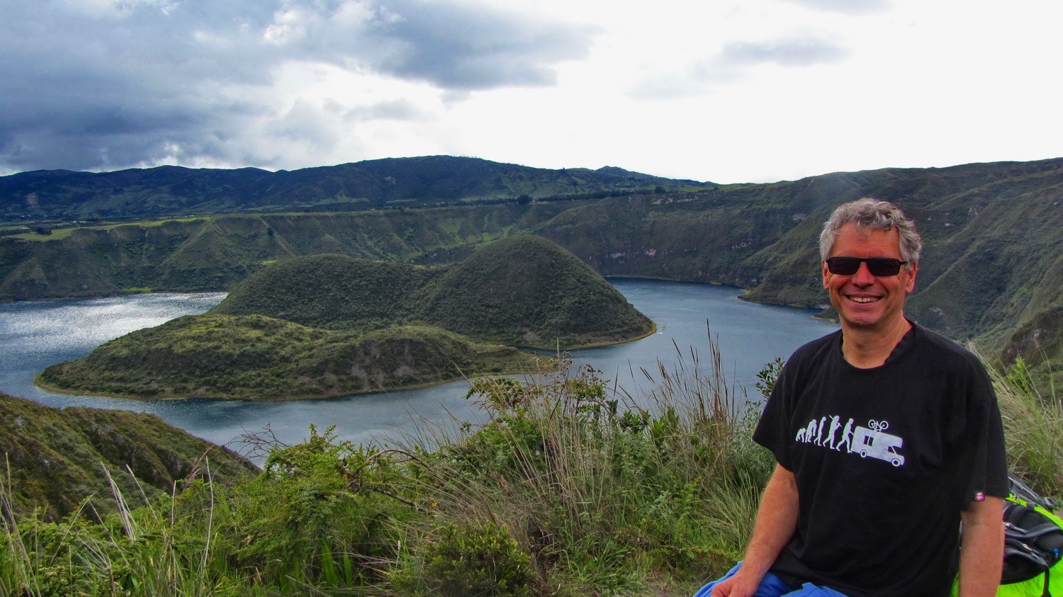The two islands of Laguna de Cuicocha seen from the viewpoint El Arrayan. Note the print on Alfred's T-shith, a Christmas gift of our daughter